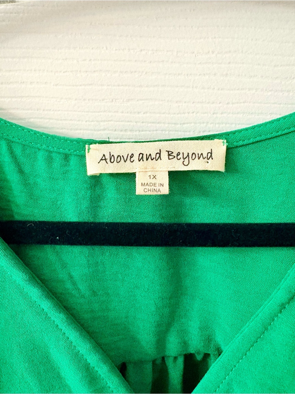 Above & Beyond Green V-Neck Button Blouse size 1X NWT - Picture 3 of 3